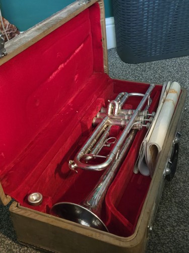Hsinghai trumpet with case