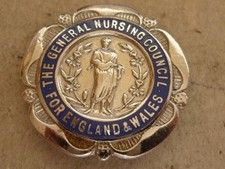 VINTAGE ENAMEL BADGE GENERAL NURSING COUNCIL ENGLAND & WALES S.R.N. BADGE 1951