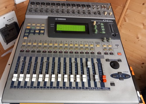 Yamaha 01v digital - 01v, mixing