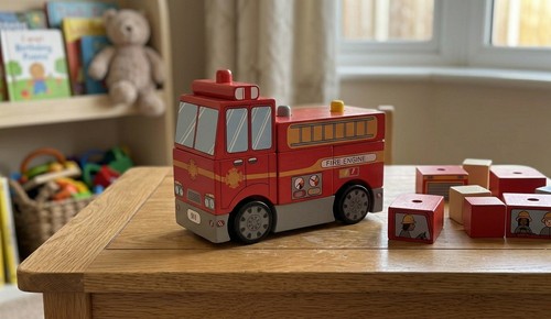 Wooden stacking fire engine - ,