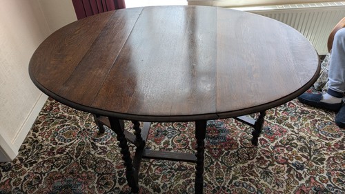 Gate leg table