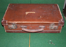 VINTAGE /ANTIQUE LEATHER SMALL SUITCASE CARRY CASE BRIEFCASE WITH KEY