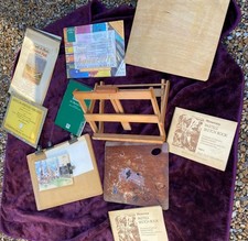 VINTAGE ARTIST’S TABLE TOP EASEL AND ARTIST PAPER