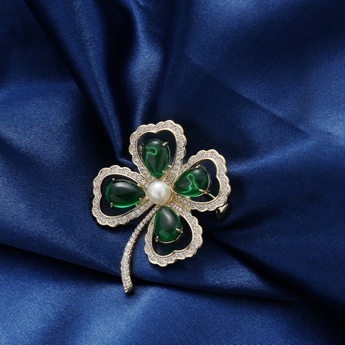 Shamrock shaped brooch xmas - shaped,