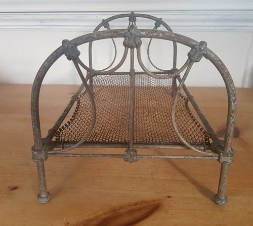 Victorian dolls cast iron - , bed