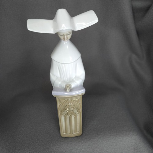 Lladro praying nun kneeling - nun,