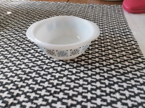 Jaj pyrex vintage chelsea dish - jaj,