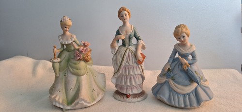 Porcelain figurines set of 3 - -,