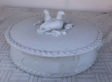 Royal Worcester White Oval Bird Covered Casserole 1.75 qt.