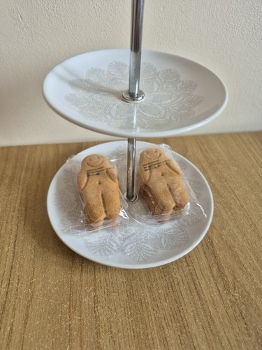 Ceremic cake holder