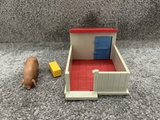 Britains Farm Toy pig Sty With 1 Pig And 1 Hay Bale
