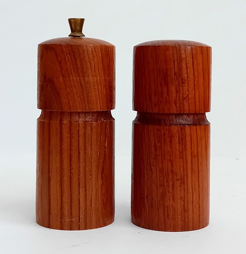 Vtg teak salt - pepper, 10.5