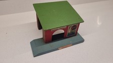 VINTAGE HO GAUGE WOODEN GOODS DEPOT BUILDING IN GREEN AND RED.  FAIR CONDITION. 