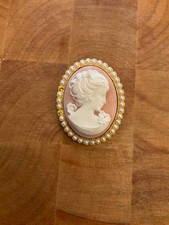 PRETTY OVAL CAMEO BROOCH