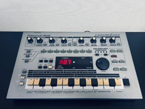 Roland 303 groovebox rhythm - roland, mc-303