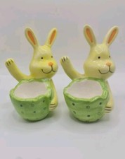 Two Whittard of Chelsea waving