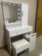 White Vanity Table with LED HOLLYWOOD Mirror  - Slightly used  over 4-5 months