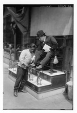 De Luca,shoe shining,cleaning,streets,sidewalks,chairs,stool,Bain News Service