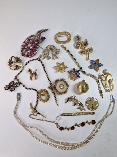 Broken vintage jewellery - broken,