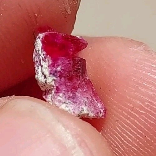 Vibrant gem red beryl - dt,