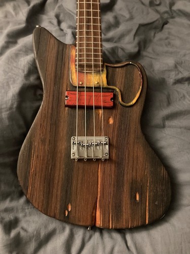 Old electric shortscale bass - "old",