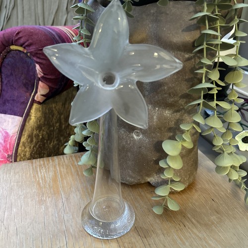 Fluted lily shape hand - fluted,