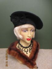 1940S LADIES BLACK FELT HAT WITH BOW DECORATION 