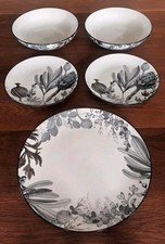 Habitat Floral Monochrome