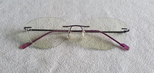 Excentric pink rimless