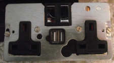 WANDSWORTH 13A 2 GANG USB SOCKET BLACK INSERT CHROME ROCKER