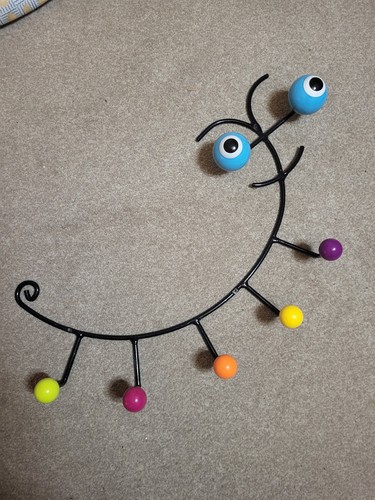 Pylones caterpillar wall coat - caterpillar,