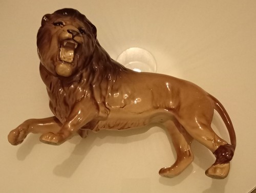 Beswick lion 2554b - beswick, large