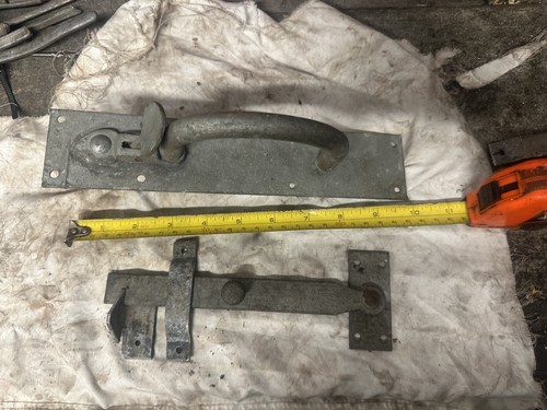 Thumb gate latch catch - thumb, lock