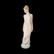 Nao Lladro Elegance Figurine