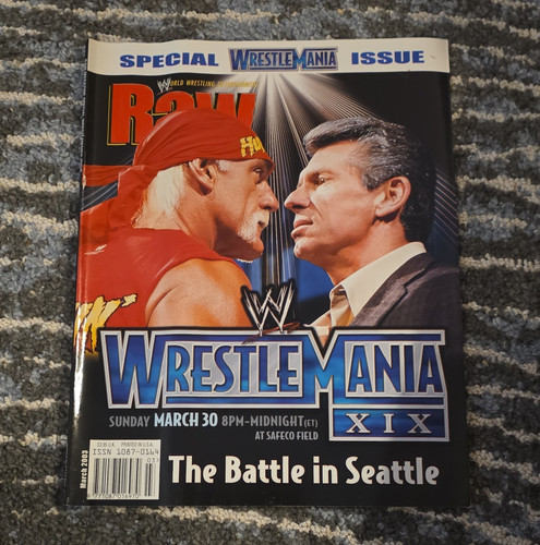 Wwe raw wrestling magazine - wwe,