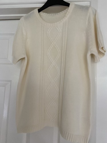Ladies cream short - short, sleeved