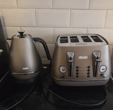 De'Longhi Kettle and Toaster Set Kbi3001.bz Stainless Steel Brown