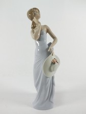 LLADRO FIGURINE CALLED " COQUETTE " 1TEM NUMBER 5599 REF 87/3