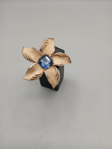 Vintage trifari signed brooch - signed,
