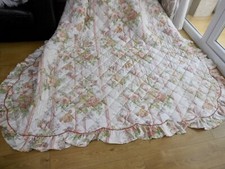 FABULOUS VINTAGE BESPOKE COTTAGE CORE QUILTED CABBAGE ROSE/ FLORAL BEDSPREAD