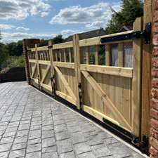 Bifold Gates 4 Leaf Ruby