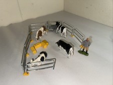 BRITAINS Cows Water Feed  Trough Farm Metal Fences 1:32 Farmer Figure Hay Bales