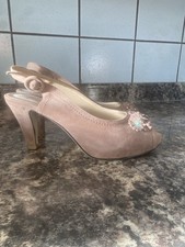 Ladies Size 8 Beige Cushion