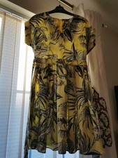 Billie & Blossom Petite Size 10 Yellow And White Florals Skater Dress.