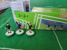 SUBBUTEO REF 61107 REFEREE LINESMAN SET 3 FIGURES AND ORIGINAL BOX ONLY 1 FLAG
