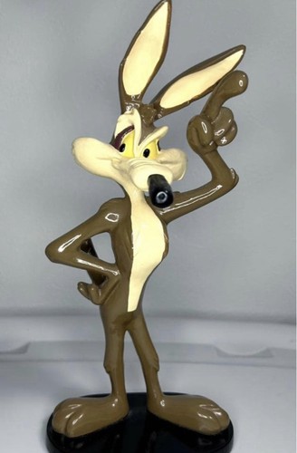 Wile coyote statue - wile, figure