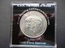 1981 CASED CROWN COIN THE WEDDING OF CHARLES AND DIANA HOUSED IN A  PERSPEX CASE