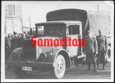 I11/42 WW2 ORIGINAL PHOTO OF GERMAN WEHRMACHT SOLDIERS POSING NEAR TRUCK