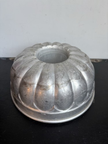 Vintage bundt pan cake tin - vintage,