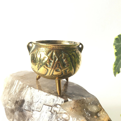 Vintage brass witches cauldron - brass,